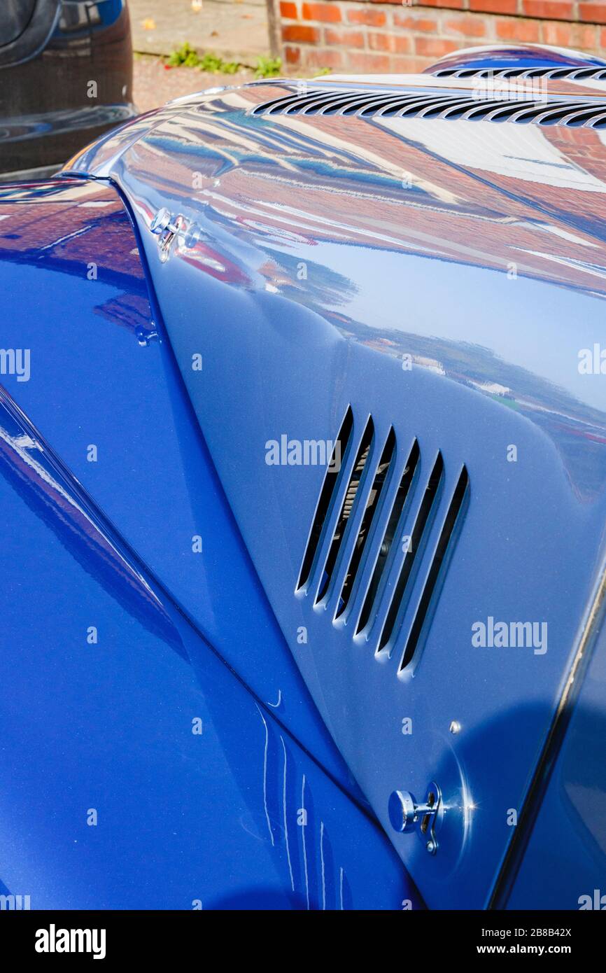 Flügelschlitze mit modischen Details des blauen morgan-autos Stockfoto