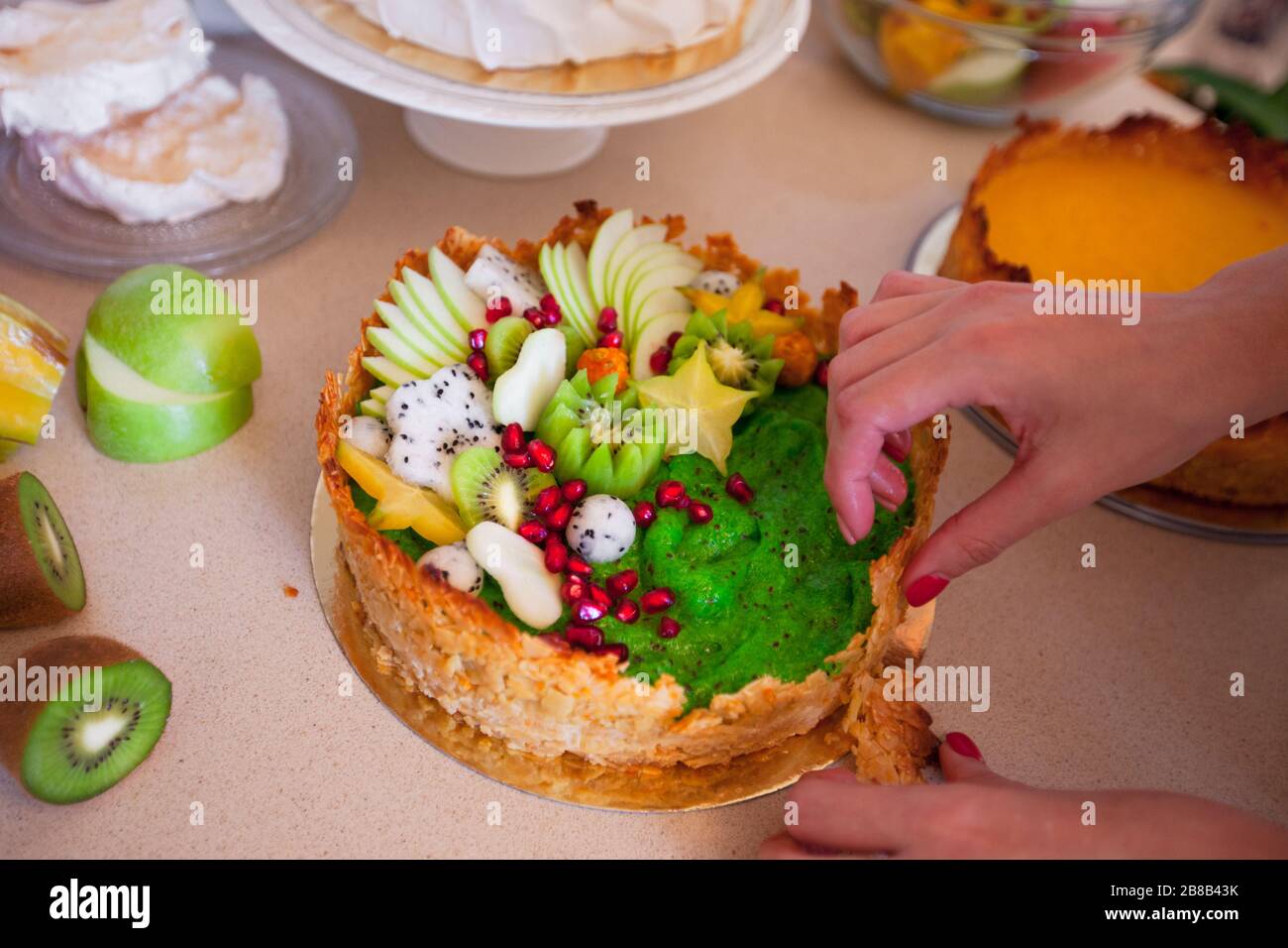 Zubereitung von Kuchen mit frischen Früchten Stockfoto