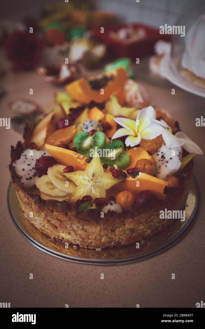 Zubereitung von Kuchen mit frischen Früchten Stockfoto