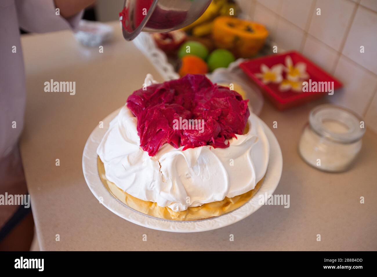 Pavlova-Kuchen mit Obstcreme Stockfoto