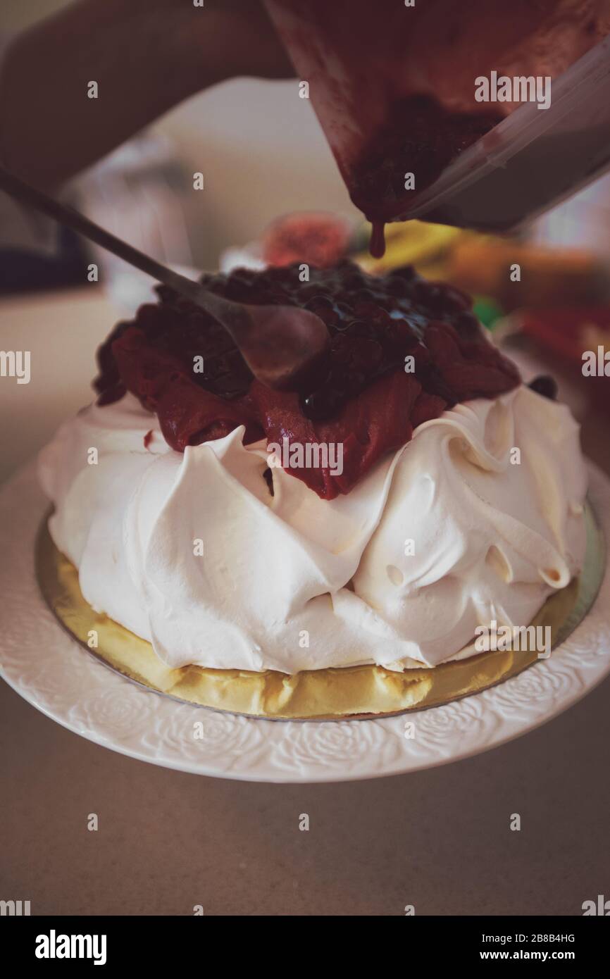 Pavlova-Kuchen mit Obstcreme Stockfoto