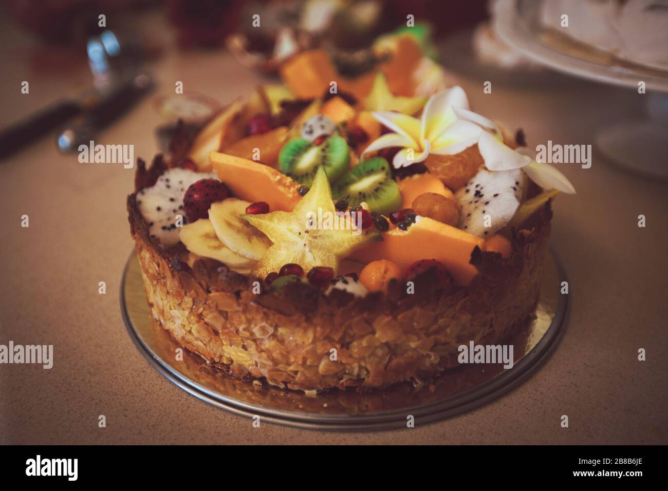 Zubereitung von Kuchen mit frischen Früchten Stockfoto