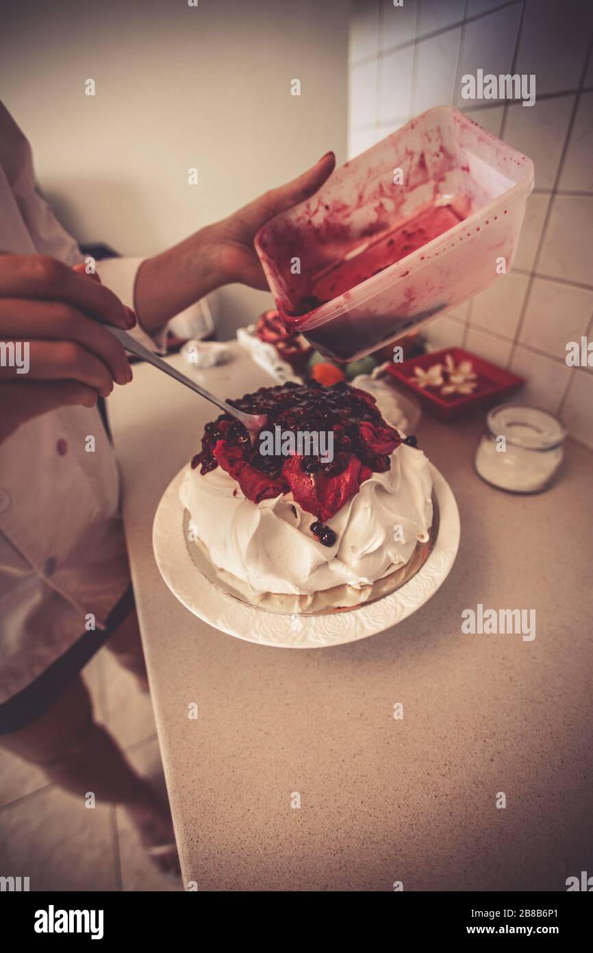 Pavlova-Kuchen mit Obstcreme Stockfoto