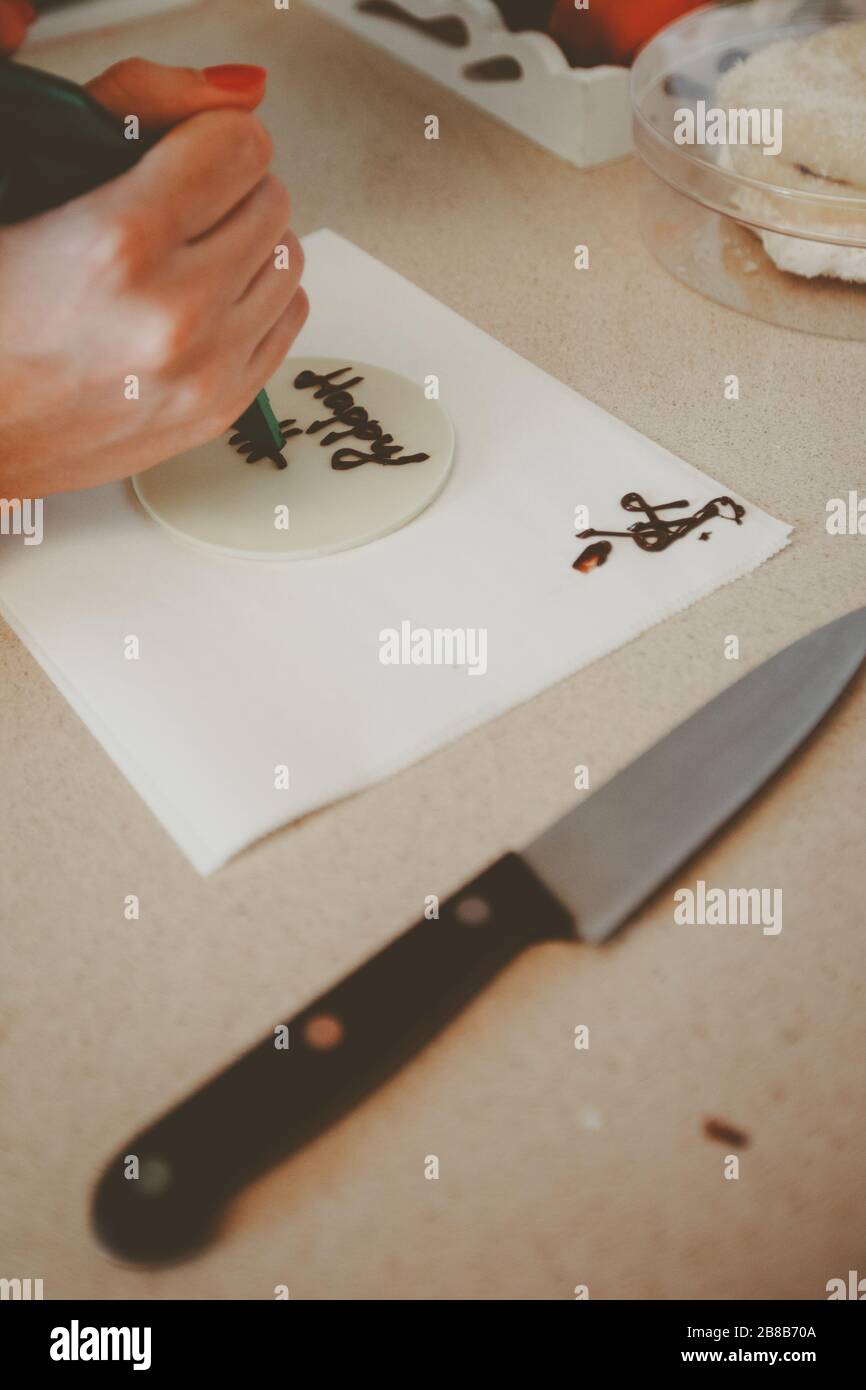 Gruß Feier alles gute zum Geburtstag. Schokoladeninschrift. Dekorationen auf dem Kuchen. Stockfoto