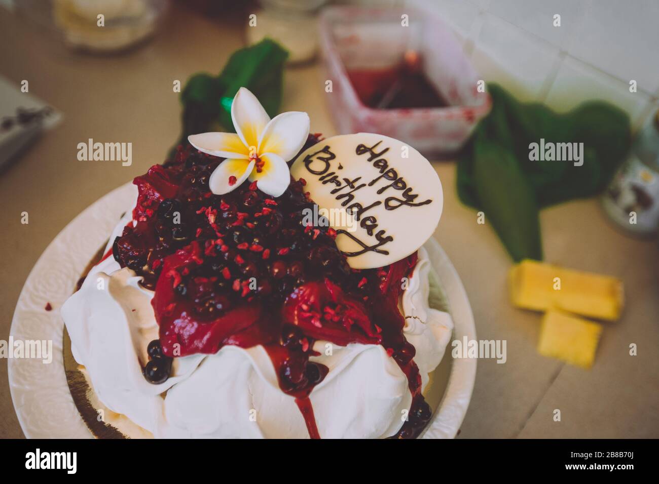 Pavlova-Kuchen mit Obstcreme. Gruß Feier alles gute zum Geburtstag auf Kuchen. Stockfoto