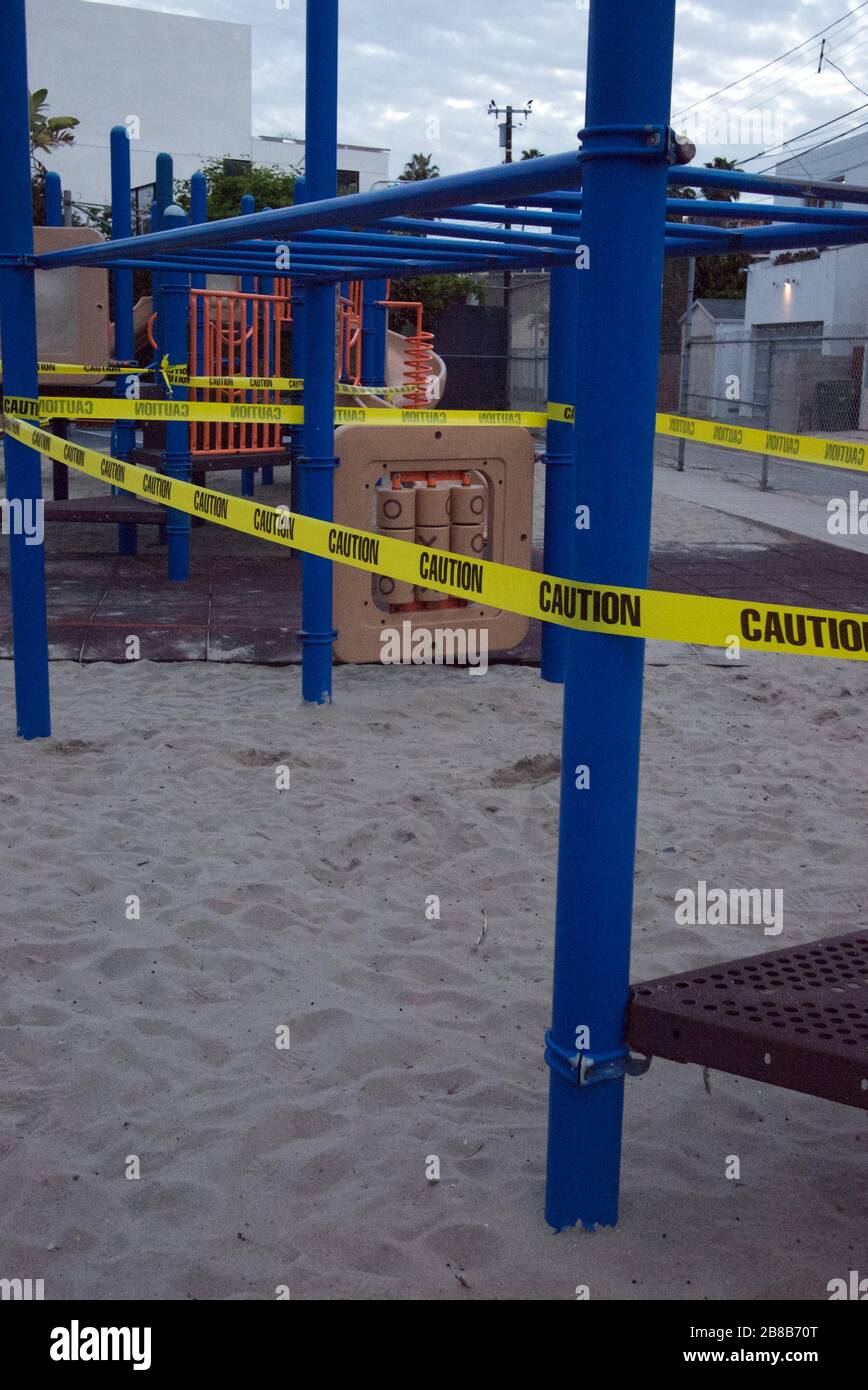 Geschlossener Spielplatz in Venedig, CA wegen COVID-19 gesperrt. Stockfoto