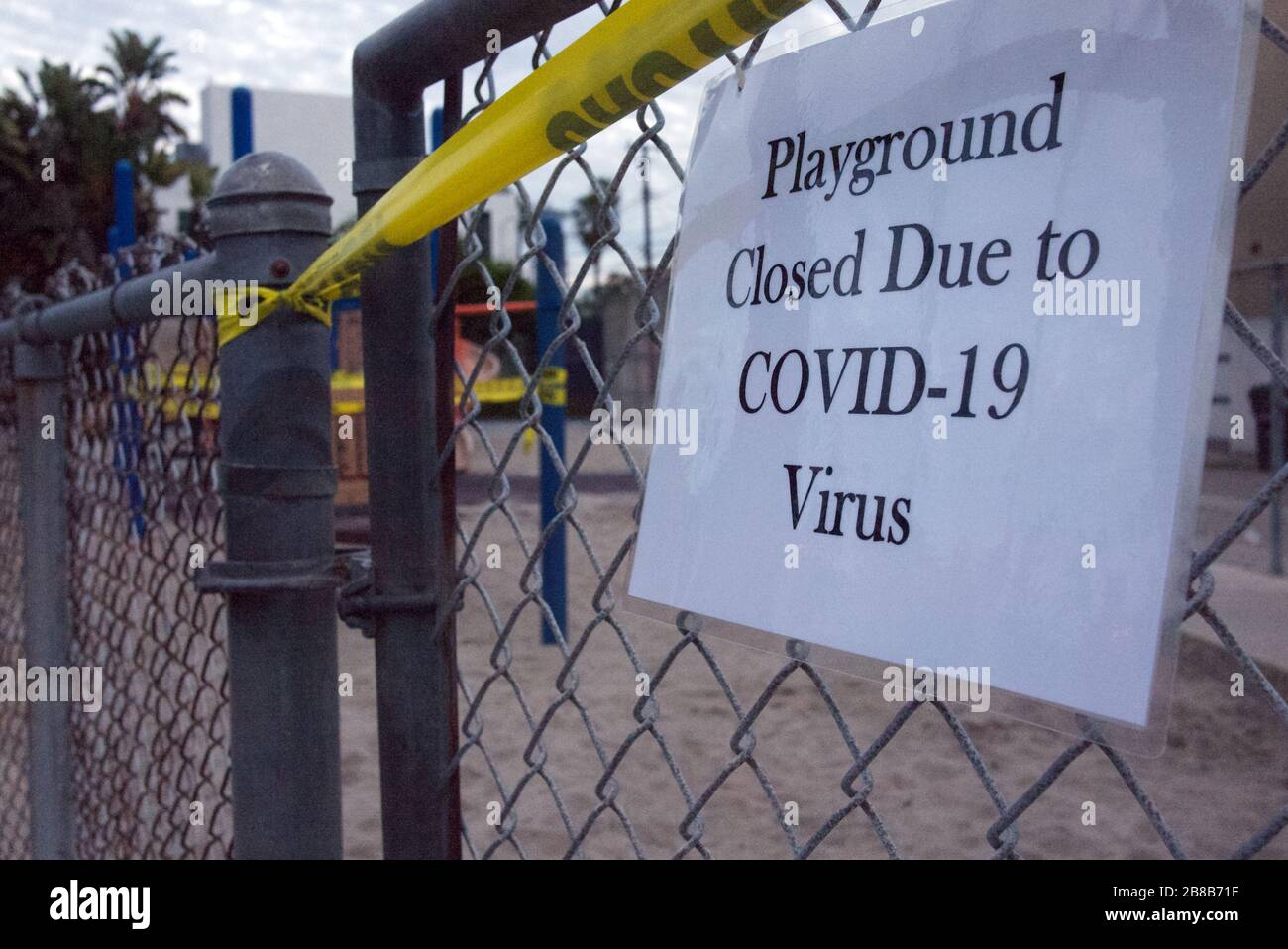 Geschlossener Spielplatz in Venedig, CA wegen COVID-19 gesperrt. Stockfoto