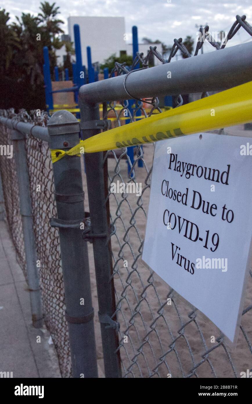 Geschlossener Spielplatz in Venedig, CA wegen COVID-19 gesperrt. Stockfoto