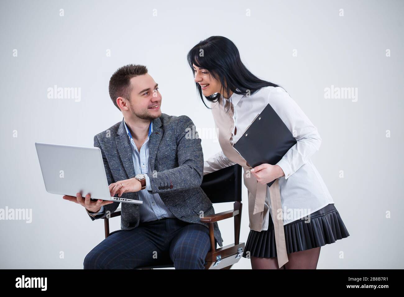 Chefberater des Lehrer-Mentors spricht über ein neues Online-Projekt für eine junge Praktikantin, einen fokussierten Leiter, eine Führungskraft und einen Lehrenden Stockfoto