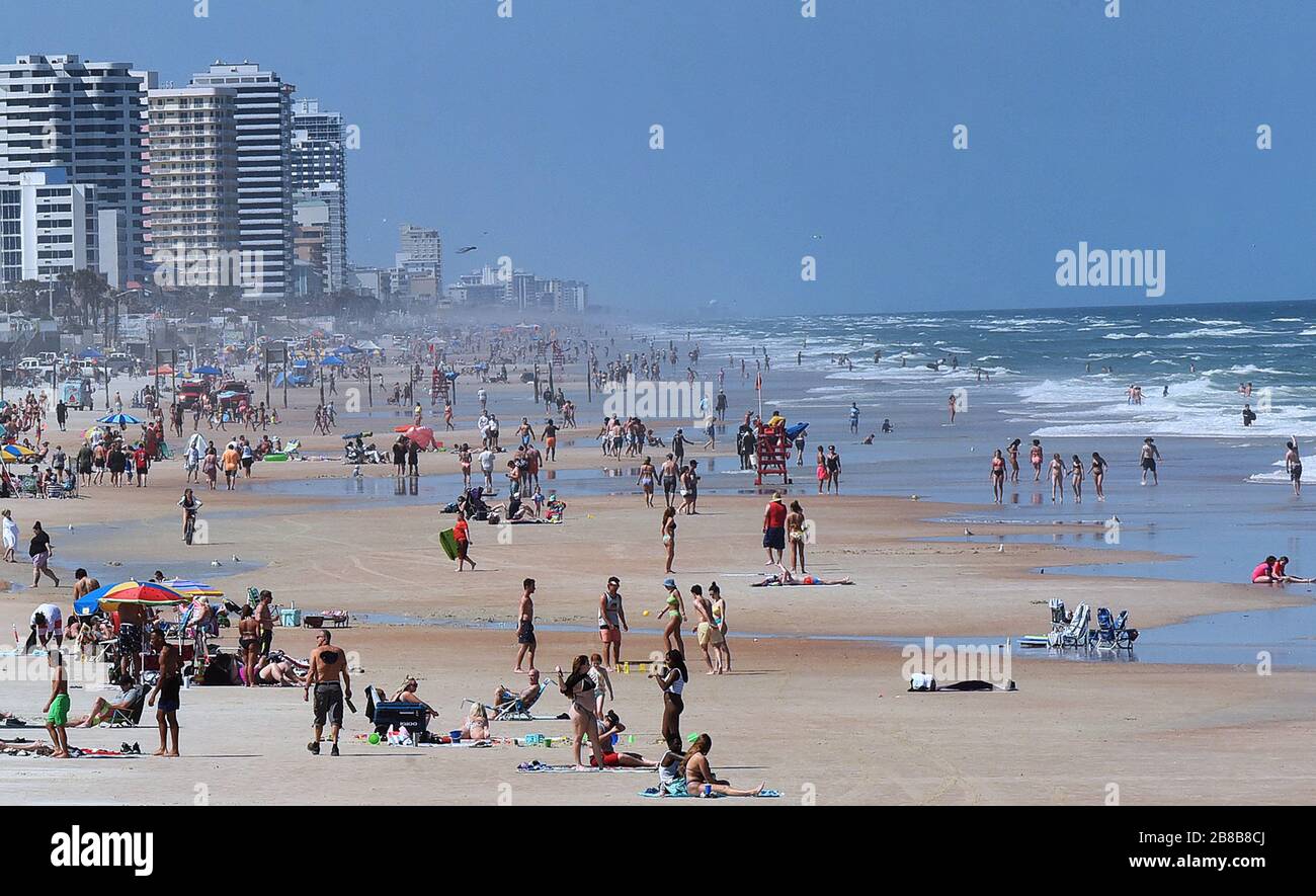 Die Menschen genießen die Sonne und surfen während einer Frühlingspause am Daytona Beach, nachdem Florida-Gouverneur Ron DeSantis sich weigerte, die Strände des Staates zu schließen, da die Anzahl der COVID-19-Fälle im ganzen Bundesstaat zunimmt. Lokale Beamte haben andere Strände Floridas geschlossen, einschließlich die in Miami, ft. Lauderdale und Tampa. Stockfoto