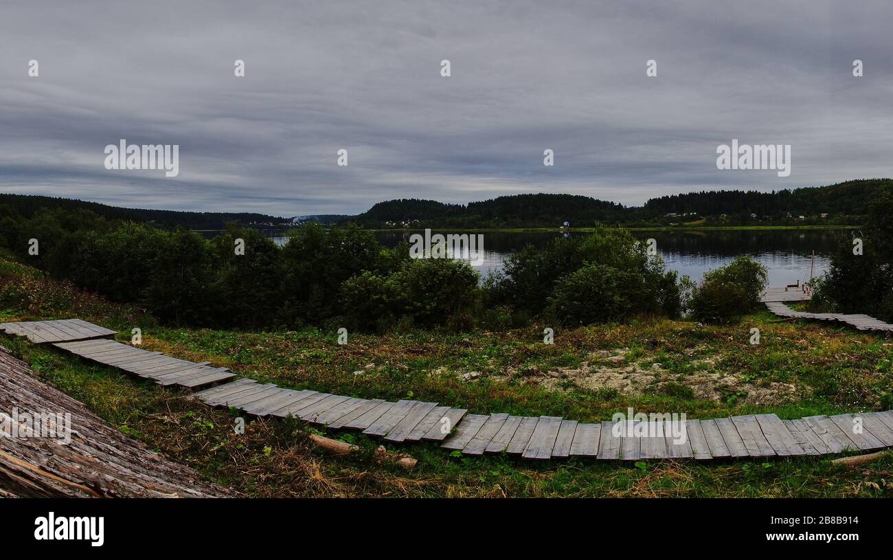 Panoramablick auf die Wasseroberfläche: Nadelwald, glatte Oberfläche des Sees, offener Horizont. Russland, Karelien, Sortavala Stockfoto