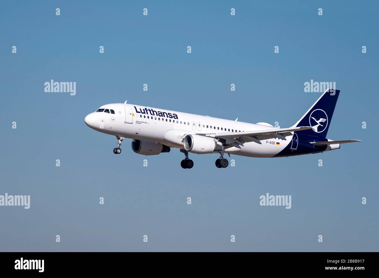 München, Deutschland - 27. Februar 2019: Lufthansa Airbus A320-214 1 mit der Flugzeutregistrierung D-AIZE im Ansatz zur nördlichen Landebahn 26R von Stockfoto