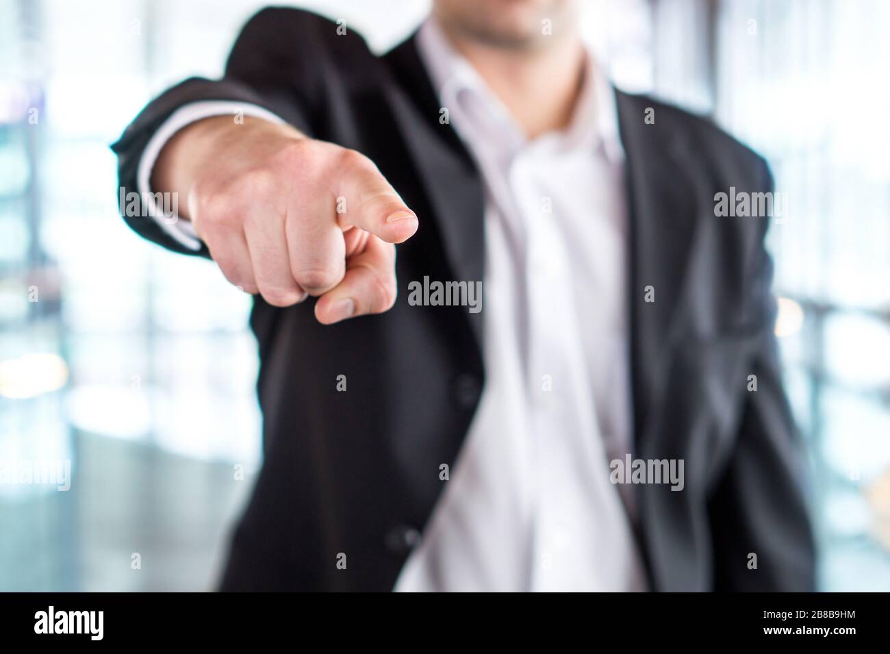 Chef gibt Auftrag oder feuert Mitarbeiter ab. Leistungsstarke Kamera mit Zeigefinger für Geschäftsleute. Wütende Führungskraft oder Führungskraft. Harte Führung. Stockfoto