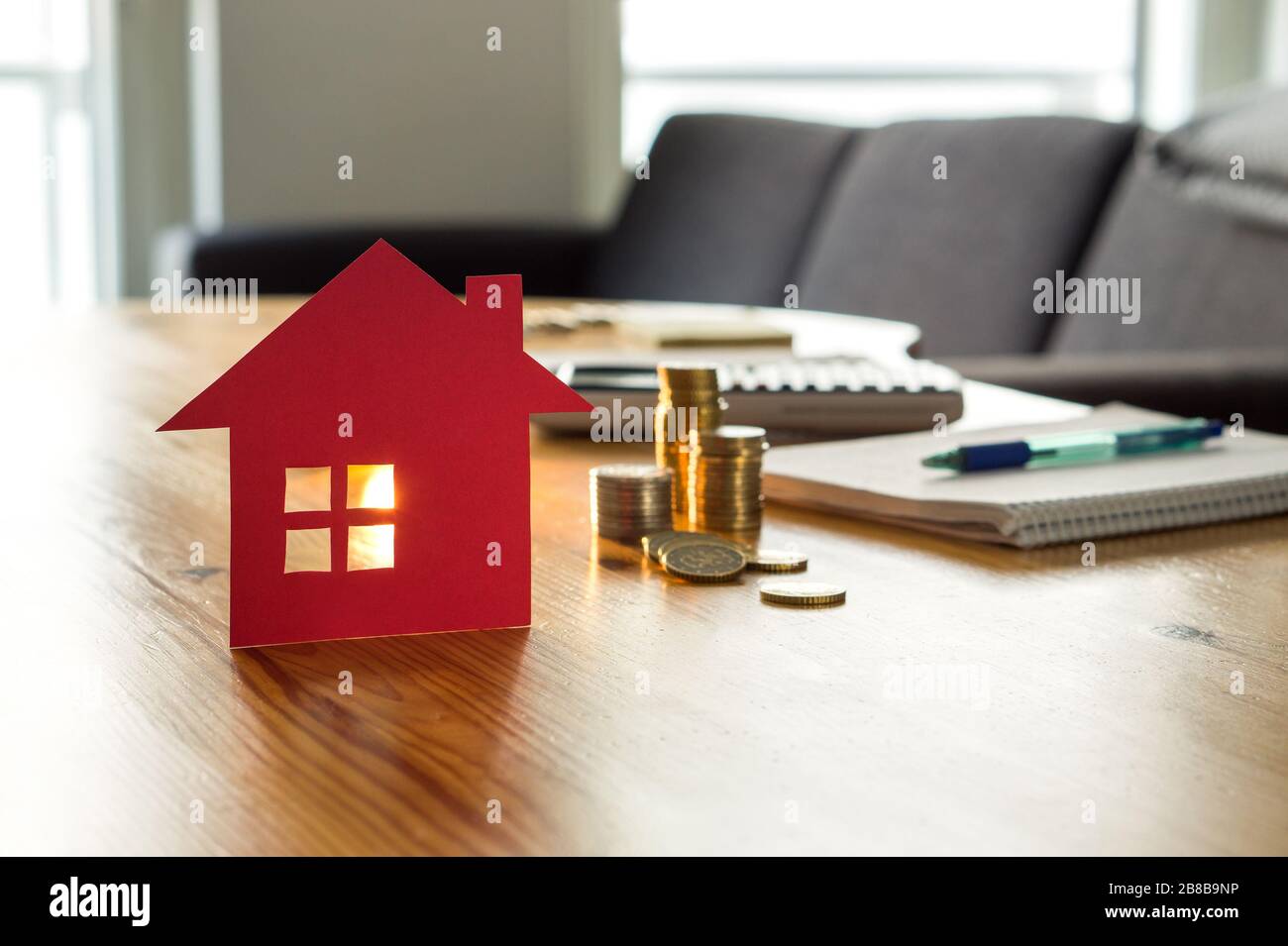 Einsparungen für Haus, Kauf von Häusern, Immobilien oder Wohngeld Konzept. Auszählung von Geld für Miete, Hypothek oder Versicherung. Zukunft und Finanzplanung. Stockfoto