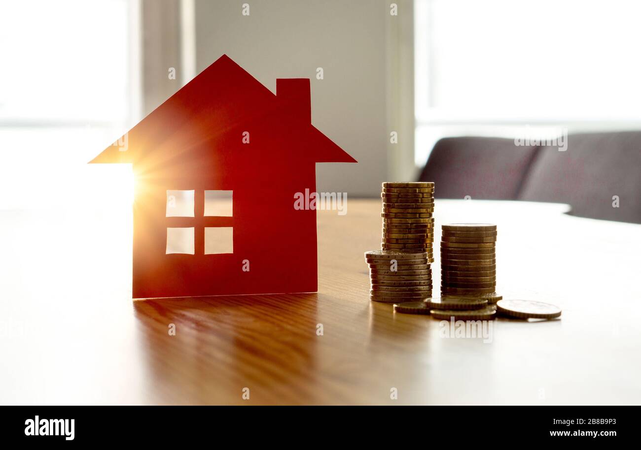 Sparen Sie Geld beim Kauf eines neuen Hauses. Hohe Mieten- oder Hauskosten. Glückliches Geschäftskonzept für Immobilien, Hypotheken und Wohnungen. Stockfoto