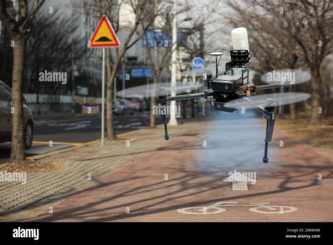 Drohne sprüht Desinfektionsmittel auf der Straße in der Stadt bei einer Coronavirus-Pandemie Stockfoto