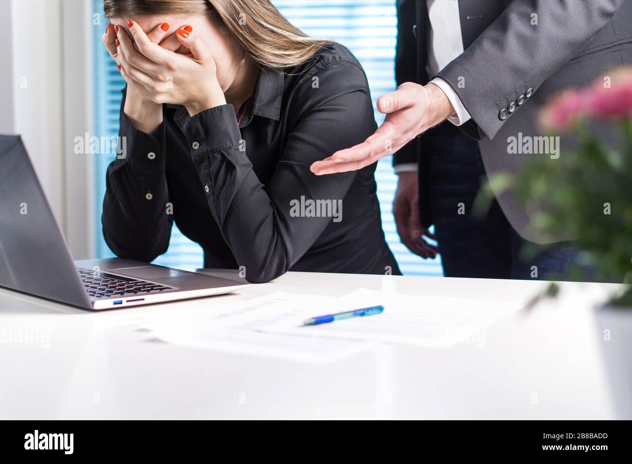 Verärgerte Frau, die im Büro weinte. Wird aus dem Job entlassen. Business man oder Boss entschuldigt sich, tröstet oder unterstützt Assistenten. Stockfoto