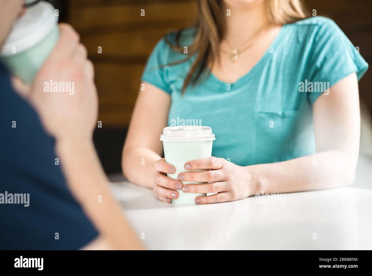 Frau und Mann haben zusammen Kaffee. Leute, die im Café sprechen und sich treffen. Blind oder erstes Datum. Dating- oder Freundschaftskonzept. Stockfoto