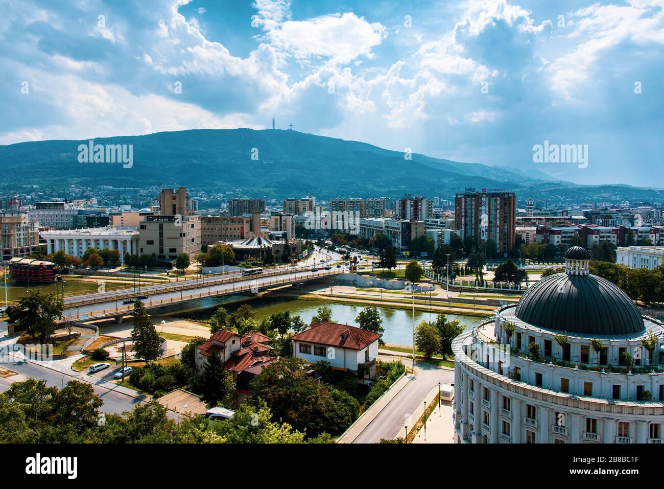 Skopje, Nord-Mazedonien - 26. August 2018: Blick auf die Innenstadt von Skopje in der Hauptstadt Nord-Mazedonien von der Stadtfestung im Südosten Europas Stockfoto