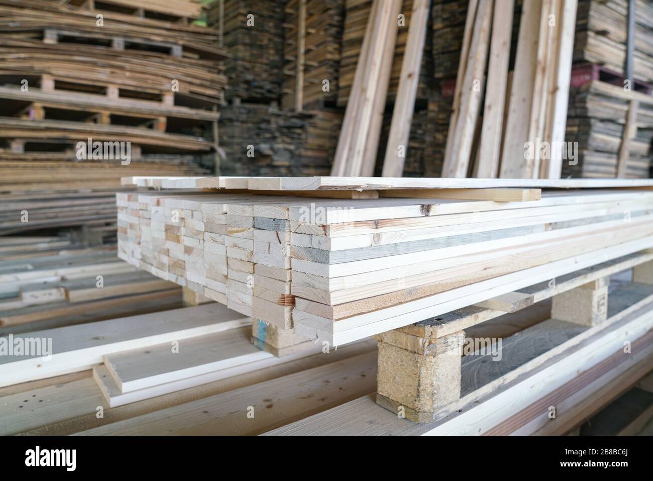 Haufen Kiefernholz in einem Lager oder Lagerraum. Holzproceesing, Holz für Möbel Stockfoto