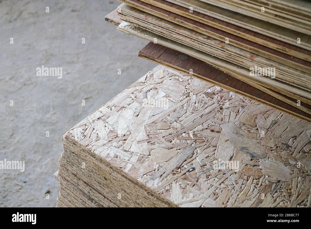 Haufen Kiefernholz in einem Lager oder Lagerraum. Holzproceesing, Holz für Möbel Stockfoto