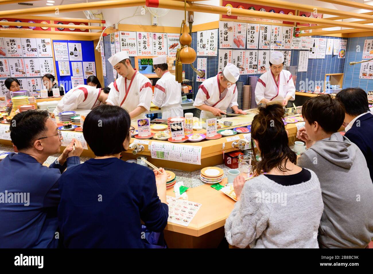 Innenansicht des Sushi-Restaurants des Förderbandes in Fukuoka Stockfoto