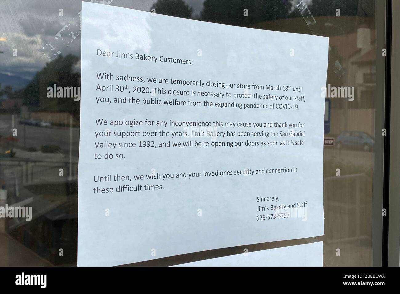 Allgemeine Ansicht des Schließzeichens im Jim's Bakery Restaurant im zuge des Coronavirus COVID-19 Pandemieausbruchs, Freitag, 20. März 2020, im Monterey Park, Kalifornien, USA. (Foto von IOS/Espa-Images) Stockfoto