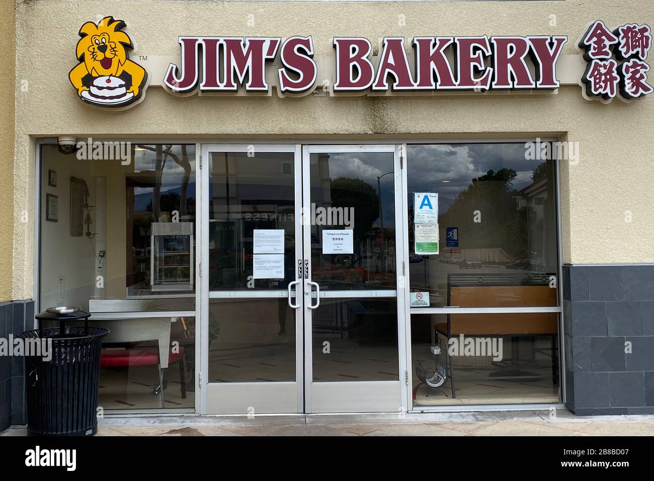 Allgemeiner Blick auf das geschlossene Restaurant Jim's Bakery im zuge des Coronavirus COVID-19-Pandemieausbruchs am Freitag, 20. März 2020, im Monterey Park, Kalifornien, USA. (Foto von IOS/Espa-Images) Stockfoto