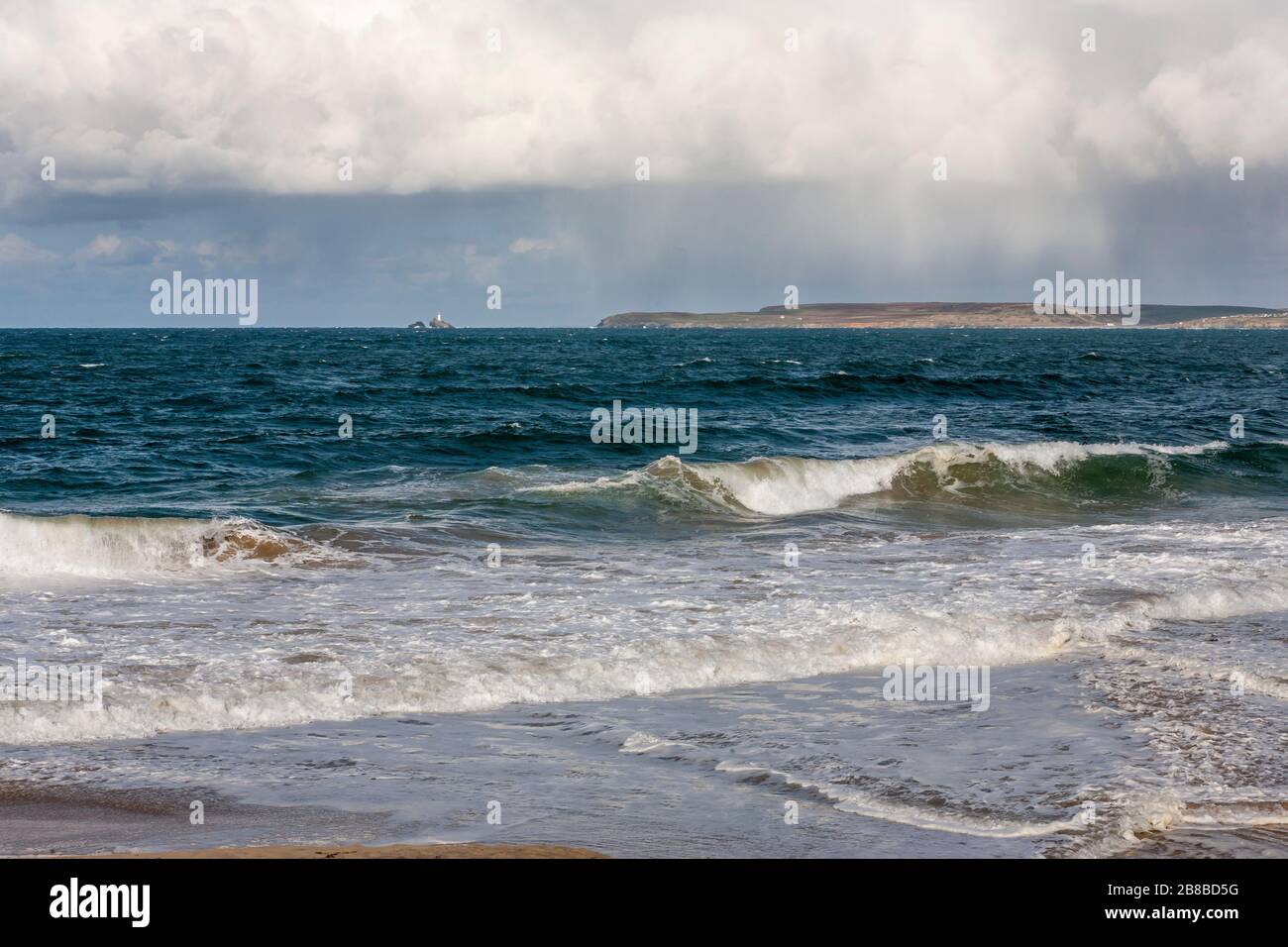 Carbis Bay (aka Barrepta Cove), und der Blick über die St. Ives Bay zu Godrevy, Cornwall Stockfoto
