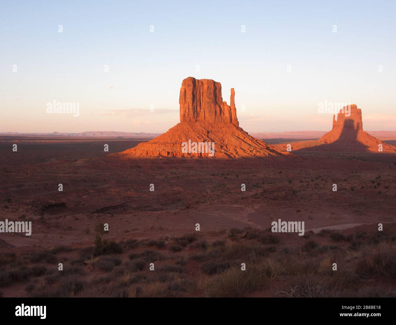 Sonnenuntergang im Monument Valley - aussichtspunkt im nationalpark im Besucherzentrum mit West mitten butte & East mitten in butte in Utah/Arizona/Navajo Tribe Reserve Stockfoto