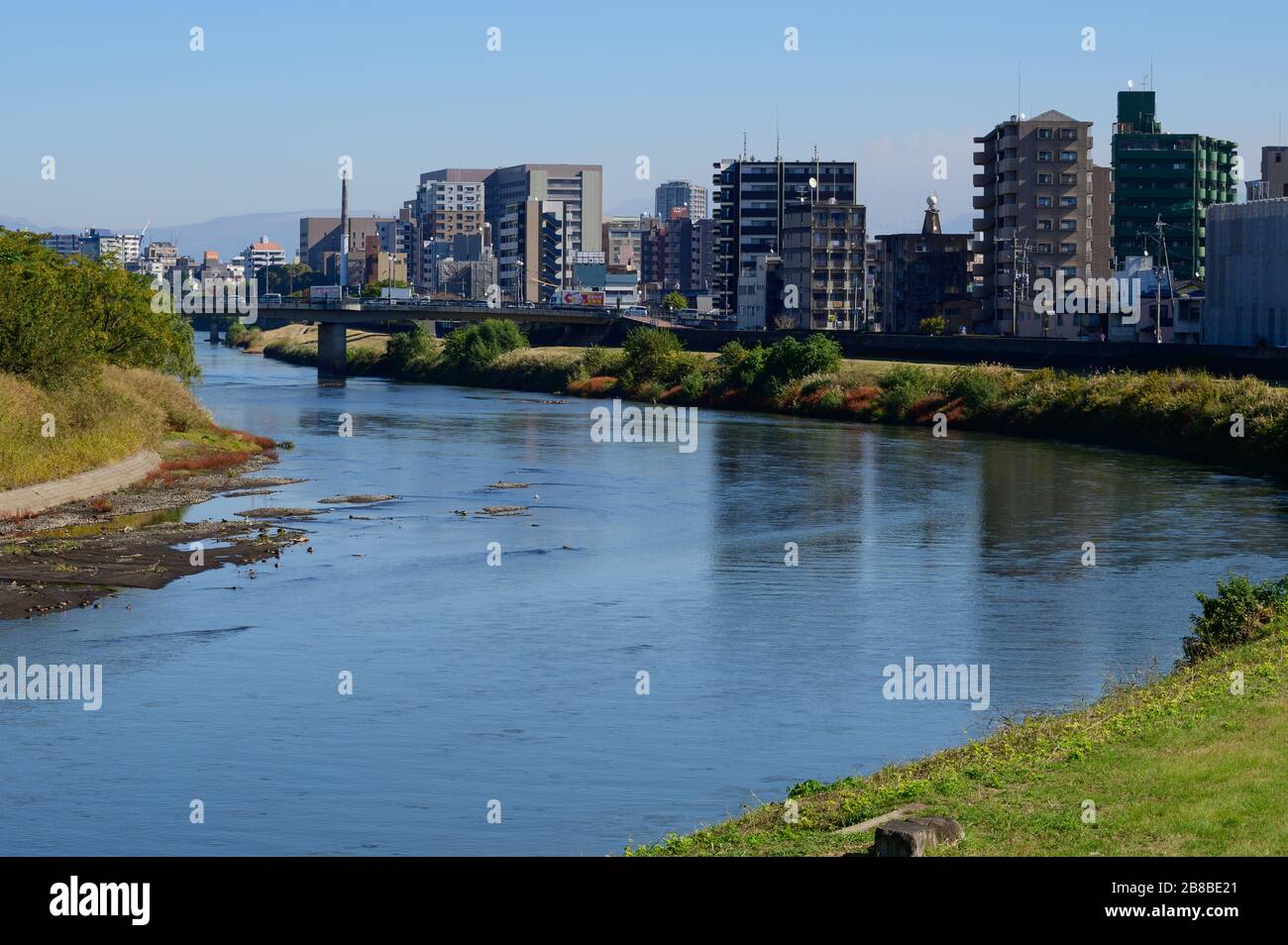 Blick auf eine Brücke über den Shirakawa Fluss in Kumamoto Stockfoto