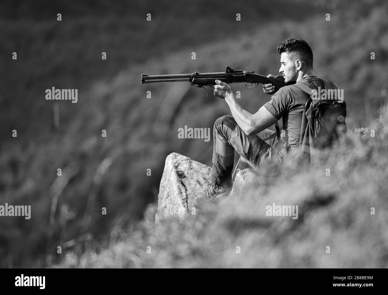 Soldat im Feld. Bekämpfung bereit. muskulösen Mann Waffe. Zweck und Erfolg. Military Style. Männliche in der Tarnung. Armee. Sniper erreichen Ziel Berg. Mann. hunter Hobby. Stockfoto