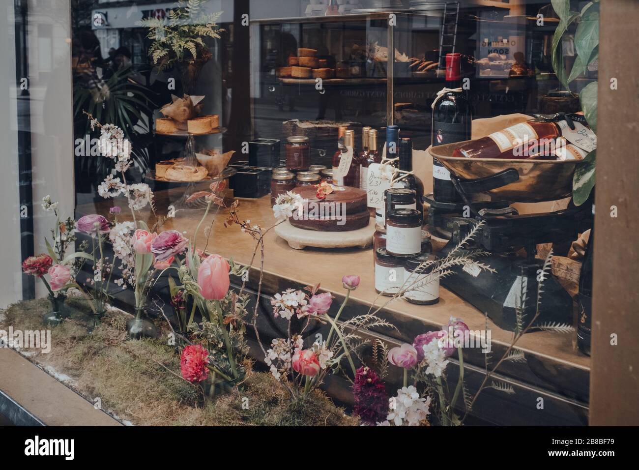 London, Großbritannien - 06. März 2020: Einzelhandelsdarstellung der Petersham-Kindertagesstätten Deli in Covent Garden, London, Großbritannien. Covent Garden ist ein berühmtes Touristengebiet in London Stockfoto