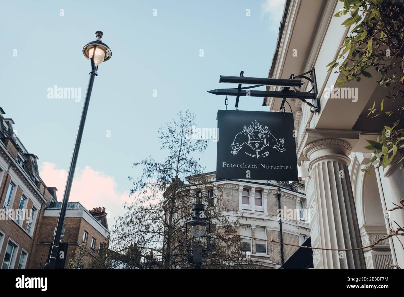 London, Großbritannien - 06. März 2020: Schild außerhalb der Petersham-Kindergärten in Covent Garden, London, Großbritannien. Covent Garden ist ein berühmtes Touristenviertel in London mit vielen Attraktionen Stockfoto