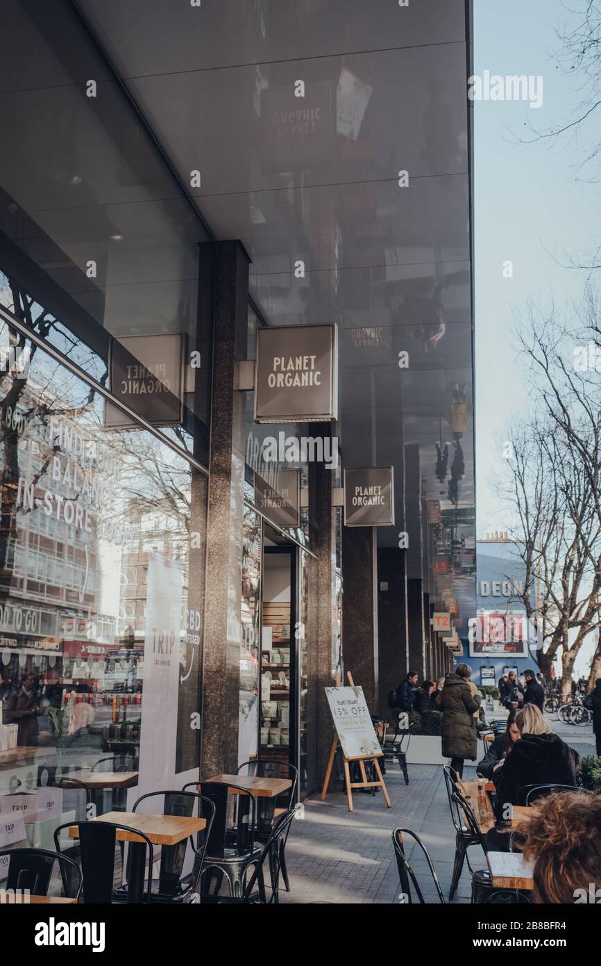 London, Großbritannien - 06. März 2020: Fassade des Planet Organic Food Store in der Tottenham Court Road, London, dem größten vollständig zertifizierten Bio Supermarkt der UKs. Stockfoto