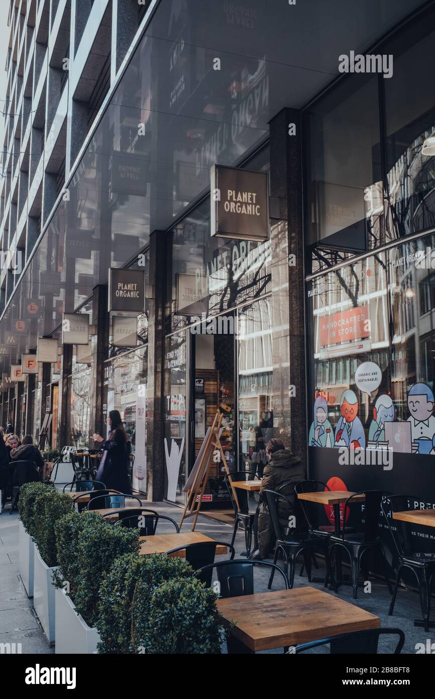 London, Großbritannien - 06. März 2020: Fassade des Planet Organic Food Store in der Tottenham Court Road, London, dem größten vollständig zertifizierten Bio Supermarkt der UKs. Stockfoto
