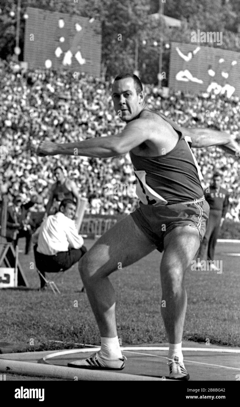 Al Oerter. War eine US-amerikanische Leichtathletin und viermalige Olympiasiegerin im Diskuswurf. Er war der erste Athlet, der im selben indi eine Goldmedaille gewann Stockfoto