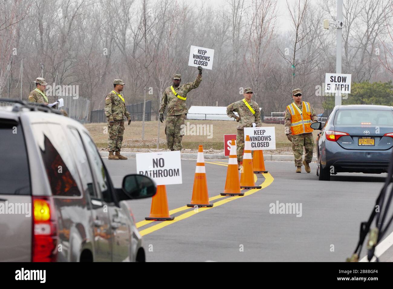 New York, USA. März 2020. Die Nationalgarde patrouilliert am Freitag, den 20. März 2020, im South Beach Psychiatric Center in der Stadt Staten Island im COVID-19-Testzentrum (Drive-Thru Coronavirus Disease). Kredit: European Sports Photographic Agency/Alamy Live News Stockfoto