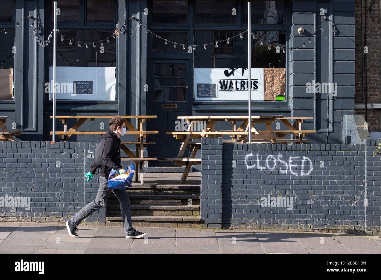 Allgemeiner Blick auf eine geschlossene Kneipe in New Cross im Süden Londons, nachdem die Regierung die Schließung von Bars, Clubs und Restaurants aufgrund des Ausbruchs von Coronavirus angeordnet hatte. Stockfoto