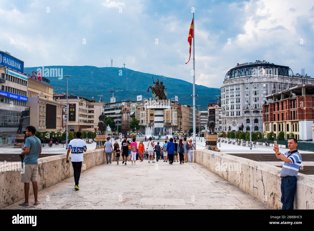 Skopje, Nord-Mazedonien - 26. August 2018: Hauptplatz in Skopje, Hauptstadt Mazedoniens mit Alexander dem großen Denkmal an einem bewölkten Tag Stockfoto