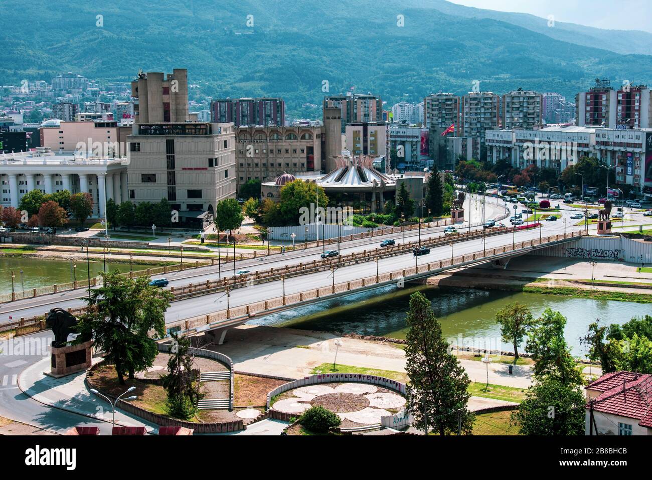 Skopje, Nord-Mazedonien - 26. August 2018: Blick auf die Innenstadt von Skopje in der Hauptstadt Nord-Mazedonien im Südosten Europas Stockfoto
