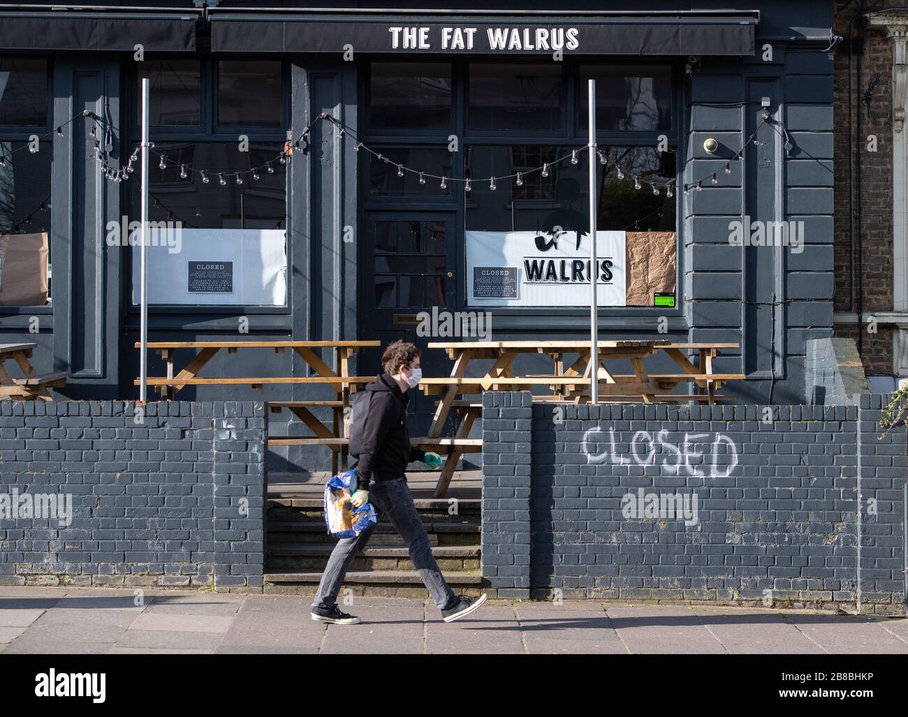 Allgemeiner Blick auf eine geschlossene Kneipe in New Cross im Süden Londons, nachdem die Regierung die Schließung von Bars, Clubs und Restaurants aufgrund des Ausbruchs von Coronavirus angeordnet hatte. Stockfoto