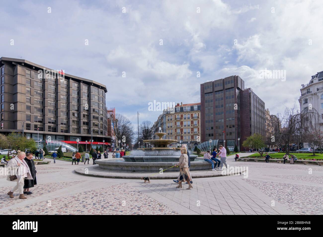 Bilbao 03.01.2020 "Plaza Moyua" mit Wanderern an einem zweiten Tag Stockfoto