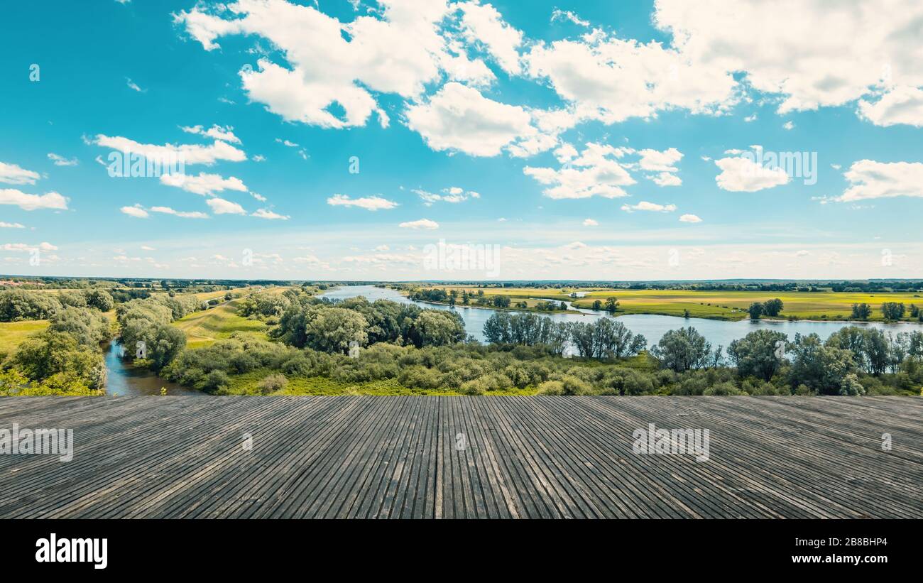 Terrasse mit wunderbarer Aussicht. Panorama mit der Elbe und einem imposanten blauen und weißen Himmel. Leben Sie in der Natur. Deutschland Stockfoto