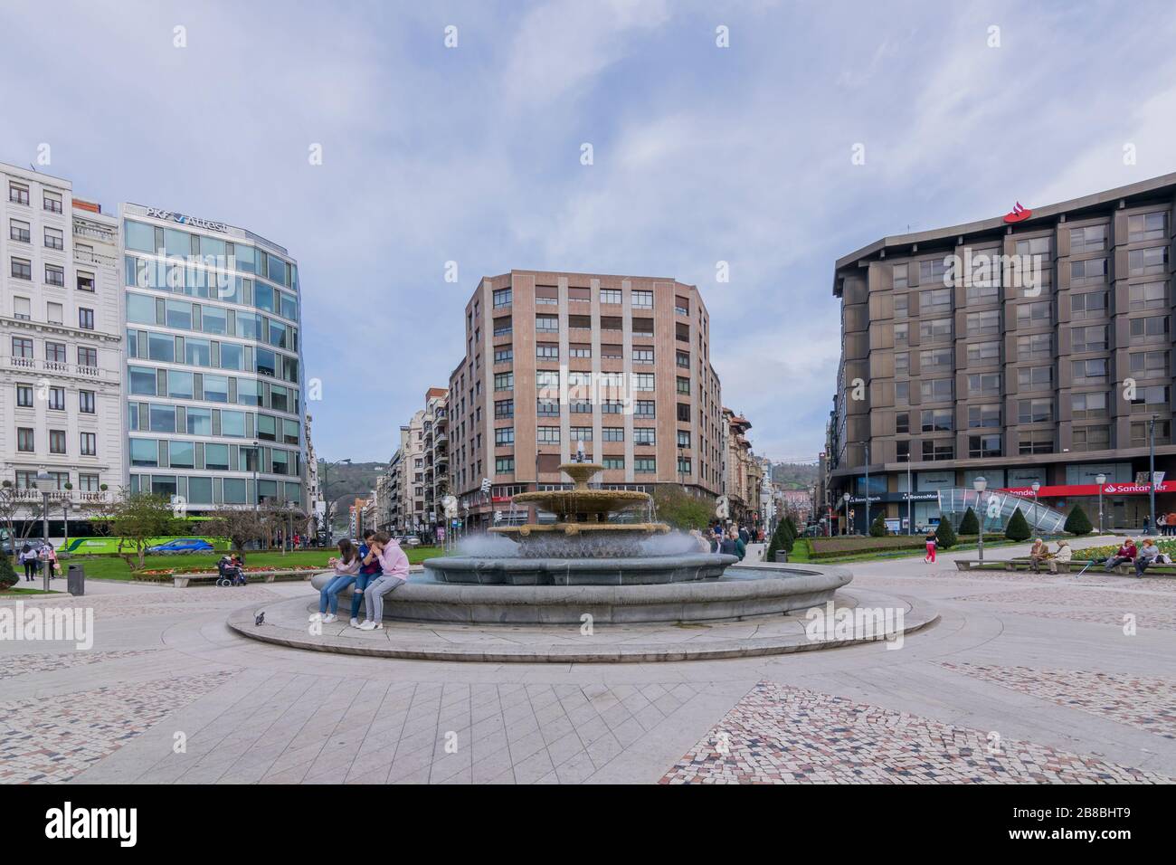 Bilbao 03.01.2020 "Plaza Moyua" mit Wanderern an einem zweiten Tag Stockfoto