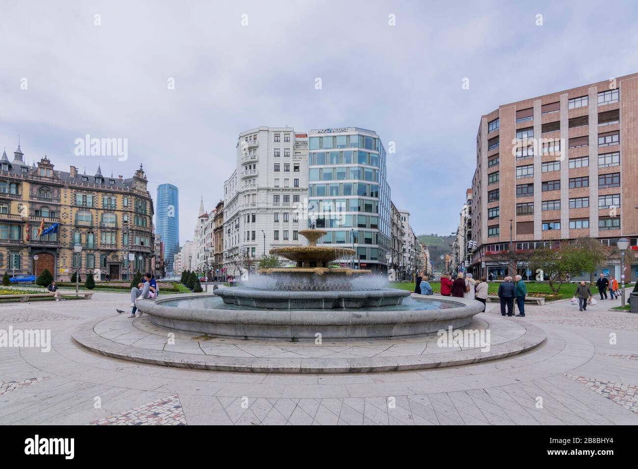 Bilbao 03.01.2020 "Plaza Moyua" mit Wanderern an einem zweiten Tag Stockfoto