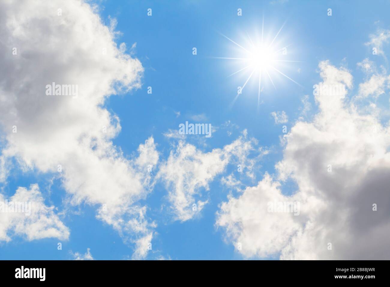 Schöner Himmel mit Wolken und Sonne im Frühjahr, lüneburgische Heide, Norddeutschland. Fotos mit Hintergrundbeleuchtung Stockfoto