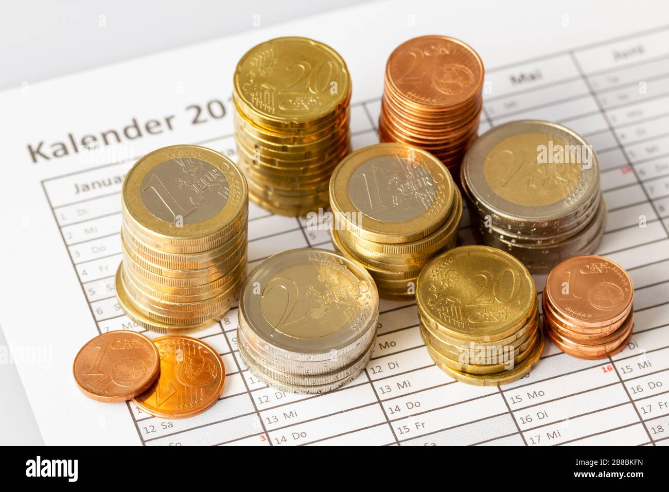 Euromünzen im Stapel auf Terminbuch, für Hintergrund. Deutschland Stockfoto