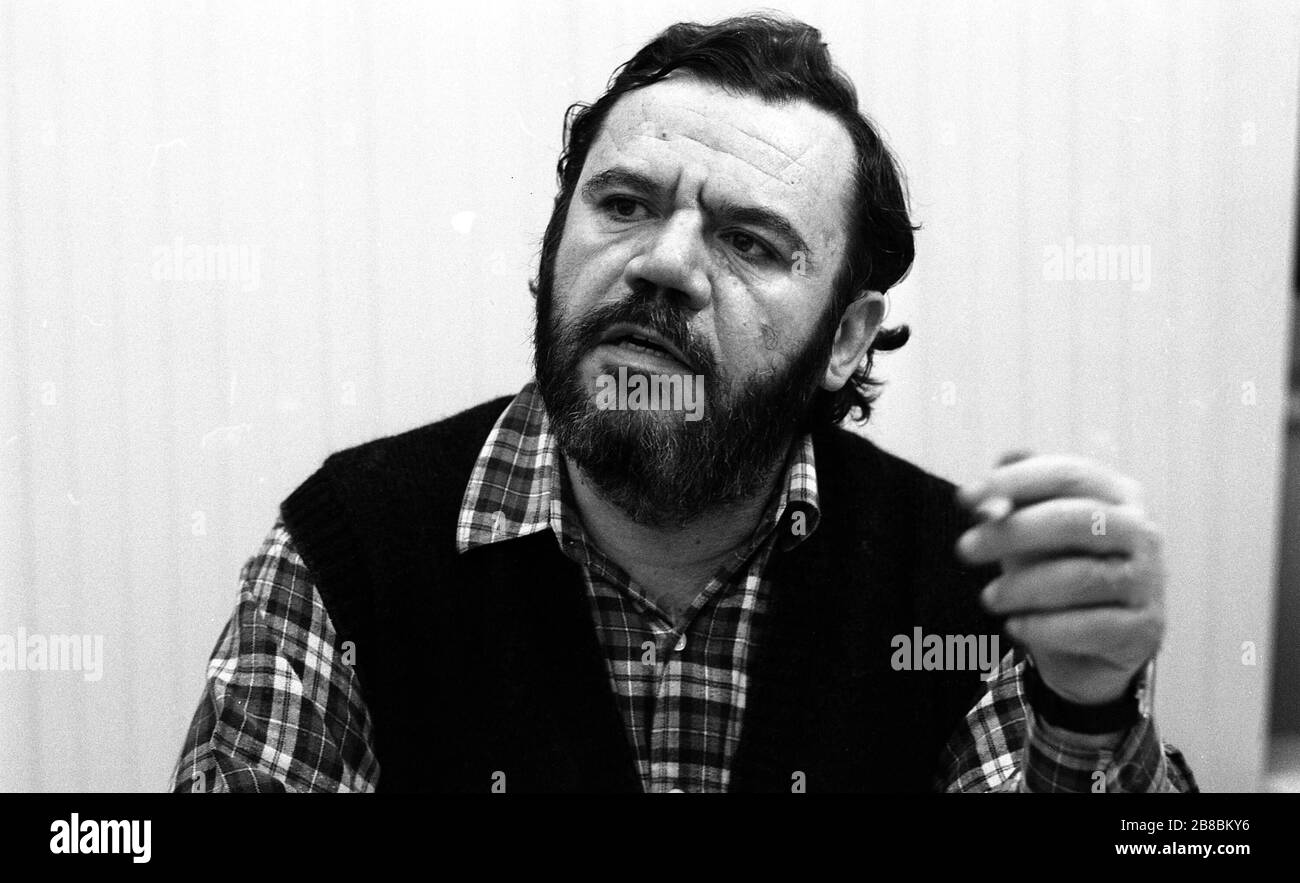 GIANNI MURA, JOURNALIST DER REPUBLIK, IM REDAKTIONSJAHR 1991 (PHOTOGRAMM/Fotogramma, MAILAND - 1991-01-17) PS das Foto kann in Bezug auf den Kontext, in dem es aufgenommen wurde, verwendet werden. Und ohne diffamierende Absicht der Dekoration der vertretenen Personen (FOTOGRAMMA/Fotogramma, Archivfotos - 2020-03-21) p.s. la foto e' utizzabile nel rispetto del contesto in cui e' stata scattata, e senza intento diffamatorio del decoro delle person rappresentate Stockfoto