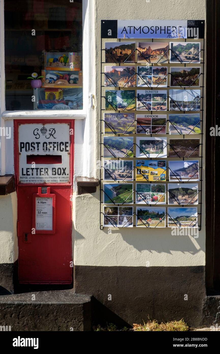 Dunster, ein kleines malerisches Dorf auf Exmoor im Norden von somerset UK, Postbox und Postkarten Stockfoto